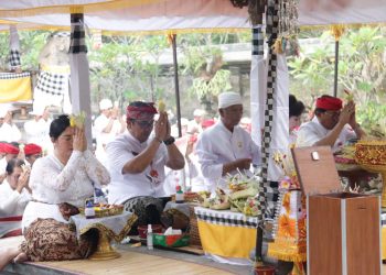 Rawat Kebersihan Pura, Bupati Sanjaya Serahkan Bantuan Mesin Pencacah Sampah