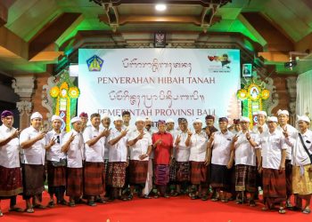 Gubernur Wayan Koster Serahkan Hibah Tanah ke Desa Adat Panjer Seluas 7,5 Are dan Desa Adat Penatih Puri Seluas 16,5 Are