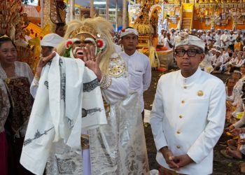 Wagub Cok Ace Mesolah Topeng Sidakarya di Karya Maligia Ida Pedanda Nabe Gede Dwija Ngenjung