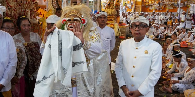 Wagub Cok Ace Mesolah Topeng Sidakarya di Karya Maligia Ida Pedanda Nabe Gede Dwija Ngenjung