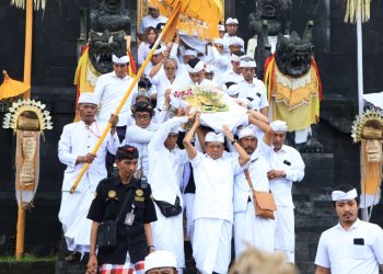 Gubernur Wayan Koster dan Wagub Tjok Oka Sukawati Menghaturkan Bhakti Penyineban Karya Ida Bhatara Turun Kabeh di Pura Agung Besakih