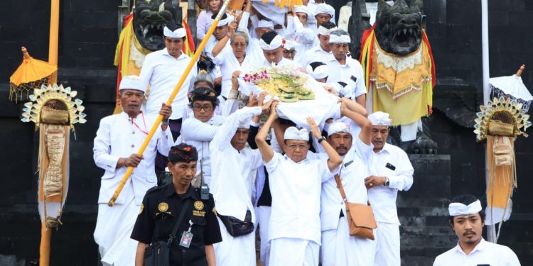Gubernur Wayan Koster dan Wagub Tjok Oka Sukawati Menghaturkan Bhakti Penyineban Karya Ida Bhatara Turun Kabeh di Pura Agung Besakih