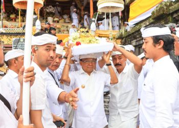 Gubernur Bali Melaksanakan Persembahyangan Puncak Karya Ida Bhatara Turun Kabeh di Pura Agung Besakih