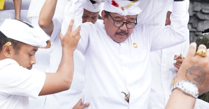 Wagub Cok Ace Beserta Dewa Indra Turut Prosesi Nedunang Ida Bhatara Serangkaian Ida Turun Kabeh di Besakih
