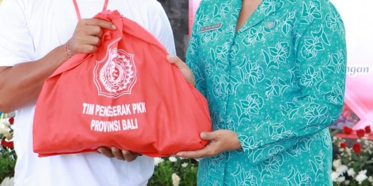 Laksanakan Pasar Rakyat “Berbelanja dan Berbagi”, Ketua TP PKK Bali Ny. Putri Koster Serahkan 400 Paket Kebutuhan Pokok kepada 100 Penerima Manfaat