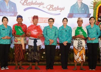 Berbelanja dan Berbagi TP PKK Provinsi Bali Ringan Tapi Bermanfaat, Ny. Putri Koster Bagikan 300 Paket Sembako di Jembrana