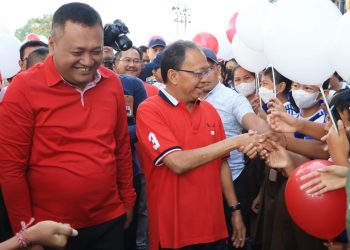 Gubernur Wayan Koster Bersama Ribuan Generasi Milenial Jalan Santai di Acara Creative Fun Walk Bali Digital Festival 2023
