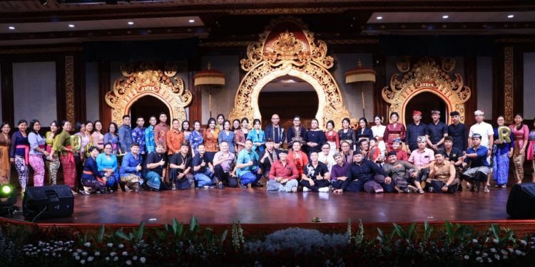 Ketua Dekranasda Bali Ny. Putri Suastini Koster Membuka Pameran IKM Bali Bangkit Tahap 4 Berharap Kerajinan Bali Menjadi Lebih Baik