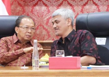 Gubernur Bali Bersama Deputi Bidang Sarana dan Prasana BAPPENAS Mendengarkan Laporan Masalah Infrastruktur Bupati/Walikota se – Bali
