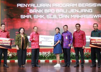 Gubernur Wayan Koster Serahkan Beasiswa Bank BPD Bali ke Siswa SMP, SMA, SMK, SLB dan Mahasiswa