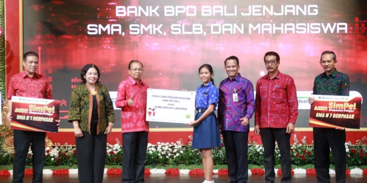 Gubernur Wayan Koster Serahkan Beasiswa Bank BPD Bali ke Siswa SMP, SMA, SMK, SLB dan Mahasiswa