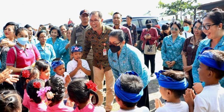 Menyapa dan Berbagi Hari Ke – 2 TP PKK Bali Ny. Putri Koster Harapkan Masyarakat Lestarikan Bahasa dan Aksara Bali
