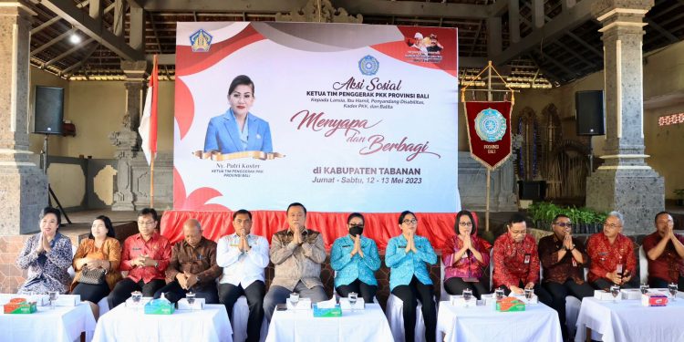 Ketua TP PKK Bali Ny. Putri Suastini Koster Menyapa dan Berbagi di Kabupaten Tabanan