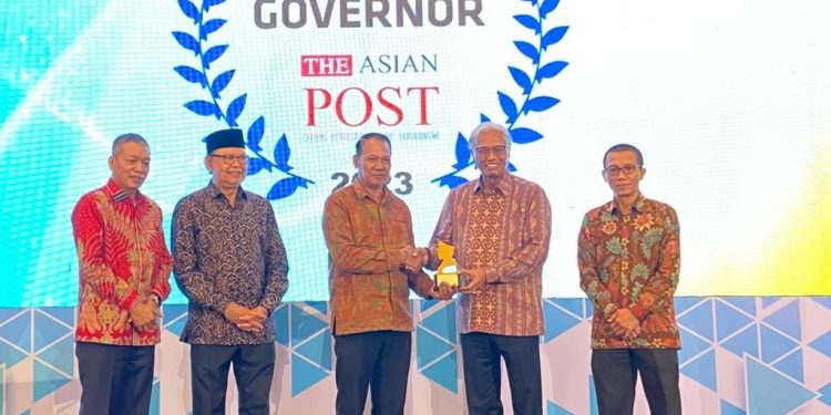 Penghargaan Kepada Gubernur Koster Sebagai Gubernur Terbaik Bangkitkan UKM Bali Pasca Pandemi Covid – 19