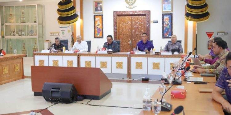 Wagub Cok Ace Buka Sosialisasi Pelaksanaan PerMen ESDM No 12 Tahun 2022