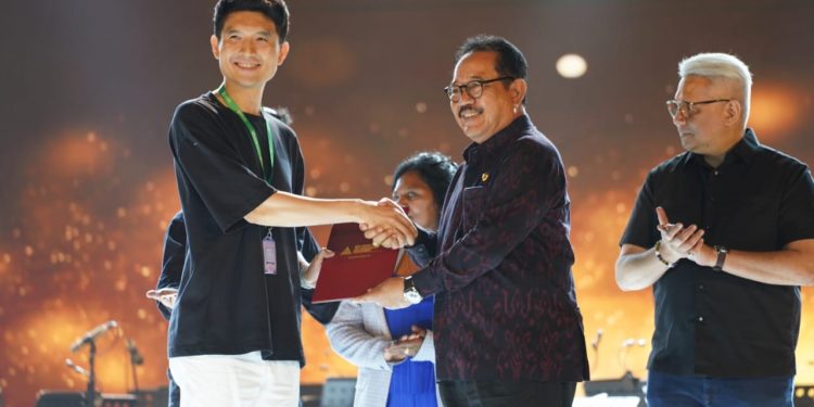 Hadiri AIBD Awards, Wagub Cok Ace Serahkan Penghargaan Untuk Stasiun Penyiaran Korsel KBS