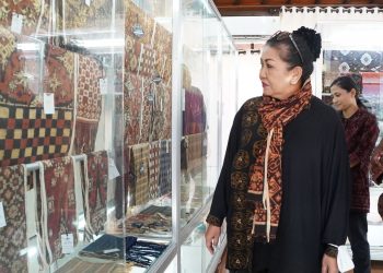 Kunjungi Anjungan Bali di TMII, Ny Putri Koster Tak Lelah Serukan Penggunaan Kain Tenun Tradisional Bali