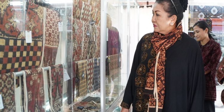 Kunjungi Anjungan Bali di TMII, Ny Putri Koster Tak Lelah Serukan Penggunaan Kain Tenun Tradisional Bali