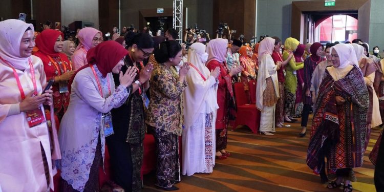 Pameran Serangkaian HUT Dekranas ke 43, Ny Putri Koster Gaungkan Kekayaan Kain Tenun Tradisional Bali