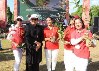 Ny. Putri Koster Ingin Anggrek Lenjong Kembali Warnai Halaman Rumah Masyarakat Bali
