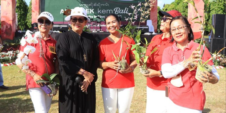Ny. Putri Koster Ingin Anggrek Lenjong Kembali Warnai Halaman Rumah Masyarakat Bali