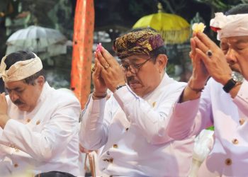 Mohon Kerahayuan dan Keharmonisan Jagat Bali, Wagub Cok Ace Ngaturang Bhakti di Pura Samuantiga