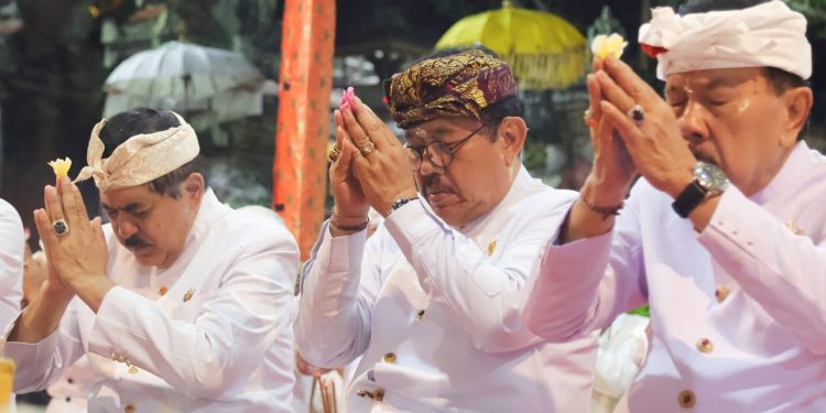Mohon Kerahayuan dan Keharmonisan Jagat Bali, Wagub Cok Ace Ngaturang Bhakti di Pura Samuantiga