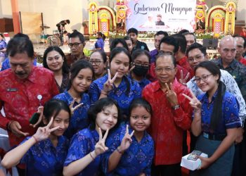 Guru dan Siswa SMA Sambut Antusias Kehadiran Gubernur Bali Wayan Koster di SMAN 1 Denpasar