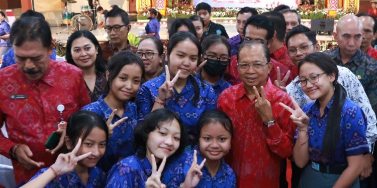 Guru dan Siswa SMA Sambut Antusias Kehadiran Gubernur Bali Wayan Koster di SMAN 1 Denpasar