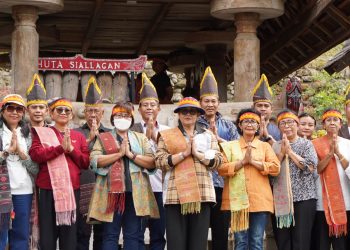 Sambangi Pulau Samosir, Ny. Putri Koster disambut Hangat Warga dengan Tari Tor-Tor