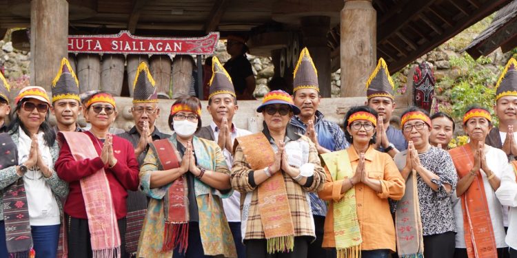 Sambangi Pulau Samosir, Ny. Putri Koster disambut Hangat Warga dengan Tari Tor-Tor