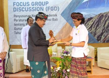 Didaulat Sebagai Pembicara, Wagub Cok Ace Paparkan Tiga (3) Dimensi Utama Tatanan Kehidupan Yang Holistik Menjaga Kawasan Suci Gunung dan Danau