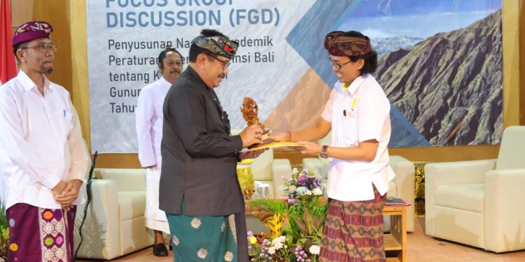 Didaulat Sebagai Pembicara, Wagub Cok Ace Paparkan Tiga (3) Dimensi Utama Tatanan Kehidupan Yang Holistik Menjaga Kawasan Suci Gunung dan Danau