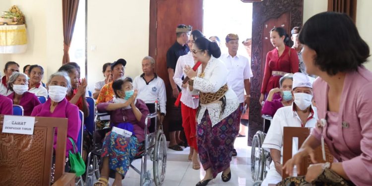 Ketua BKOW Provinsi Bali Ny. Tjok. Putri Hariyani Ardhana Sukawati Hadiri Peringatan Hari Lanjut Usia Nasional ke-27