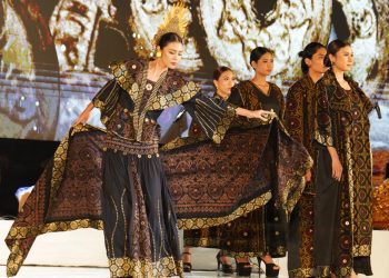 Gubernur Bali Bersama Ny. Putri Koster Buka Fashion Show Adi Warna Wastra Loka