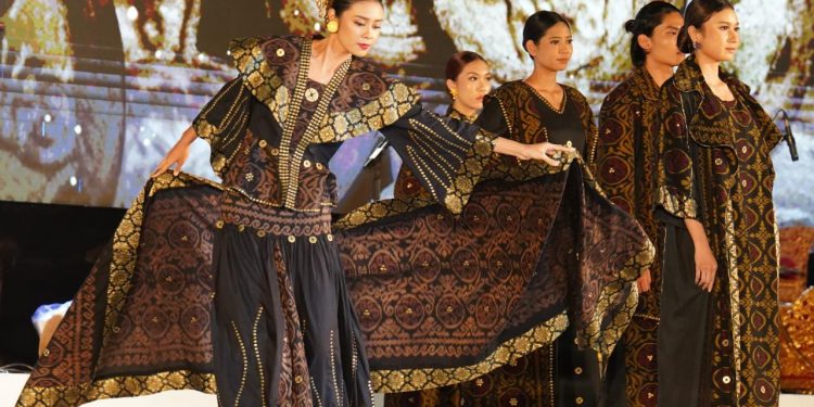 Gubernur Bali Bersama Ny. Putri Koster Buka Fashion Show Adi Warna Wastra Loka