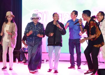 Gubernur Koster dan  Ny. Putri Koster Berbaur Bersama Ribuan Masyarakat di Acara Bali DIGIFEST II 2023 di Pangung Art Center Denpasar