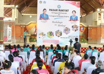 Berbelanja dan Berbagi TP PKK Provinsi Bali Ringan Tapi Bermanfaat, Ny. Putri Koster Bagikan 300 Paket Sembako di Klungkung