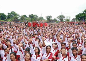 Puluhan Ribu Masyarakat Karangasem Antusias Berbaur Bersama Gubernur Koster di Pre – Event Creative Fun Walk Bali Digital Festifal II