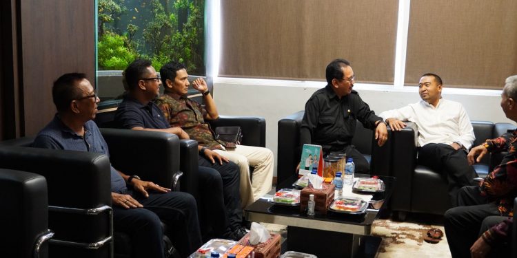 Kunjungan Kerja ke Sumbar, Wagub Cok Ace Disambut Wagub Audy Joinaldy