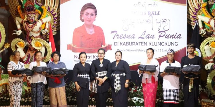 Serahkan Bantuan Kepada 150 Warga Klungkung, Manggala Utama PAKIS Provinsi Bali Sampaikan Pesan Ngerajegang Tari Wali ‘Rejang’ Sesuai Fungsi Dan Pakem Aslinya.