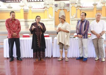 Mantapkan Persiapan Fashion Show Akbar, Ny. Putri Koster Undang Designer Senior “Samuel Wattimena”