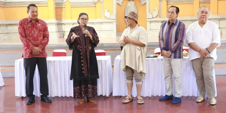 Mantapkan Persiapan Fashion Show Akbar, Ny. Putri Koster Undang Designer Senior “Samuel Wattimena”