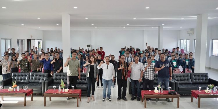 Kunjungi Politeknik Elbajo Commodus, Wagub Cok Ace Paparkan Tiga Sektor Penopang Perekonomian Bali