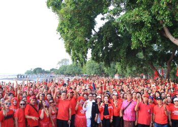 Senam Bersama Sunset Sporty Akbar di Lovina  Ny Putri Koster Ajak Kaum Ibu Energik dan Bersemangat Demi Kemajuan NKRI