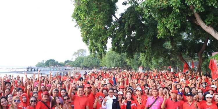 Senam Bersama Sunset Sporty Akbar di Lovina  Ny Putri Koster Ajak Kaum Ibu Energik dan Bersemangat Demi Kemajuan NKRI