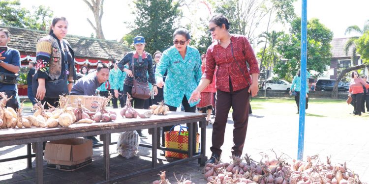 Ketua TP PKK Provinsi Bali Ny. Putri Koster dalam acara Pasar Rakyat “Berbelanja dan Berbagi” di Kabupaten Karangasem