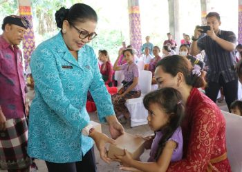 Aksi Sosial “Menyapa dan Berbagi” TP PKK Provinsi Bali Ny. Putri Koster di Kabupaten Gianyar