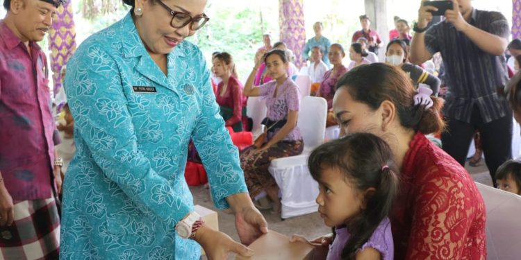 Aksi Sosial “Menyapa dan Berbagi” TP PKK Provinsi Bali Ny. Putri Koster di Kabupaten Gianyar