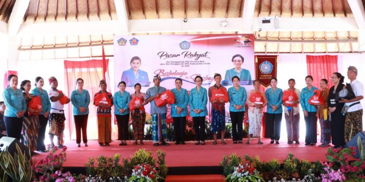 Pasar Rakyat Tim Penggerak PKK Provinsi Bali Berbelanja dan Berbagi di Kabupaten Buleleng